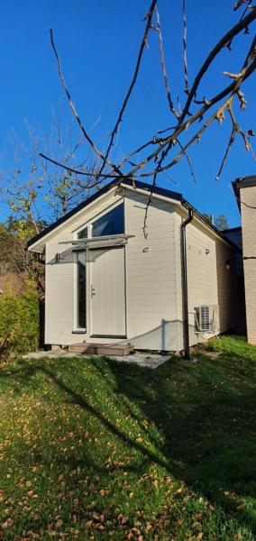 Smakfullt attefallshus med stort loft nära naturen, Stockholm